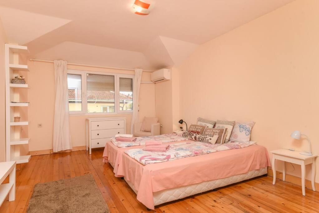 Spacious And Cozy 3 Bedroom Apartment In Downtown София Экстерьер фото