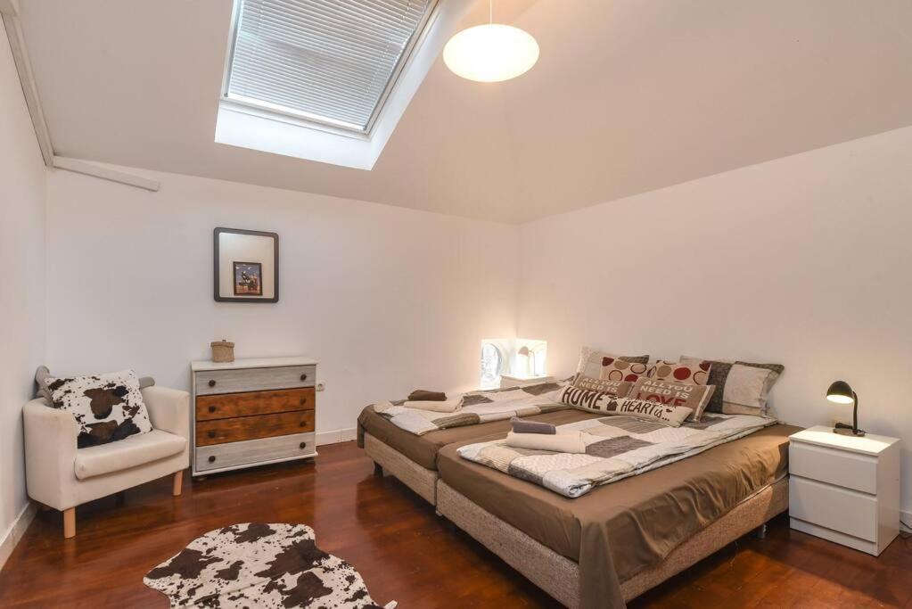 Spacious And Cozy 3 Bedroom Apartment In Downtown София Экстерьер фото