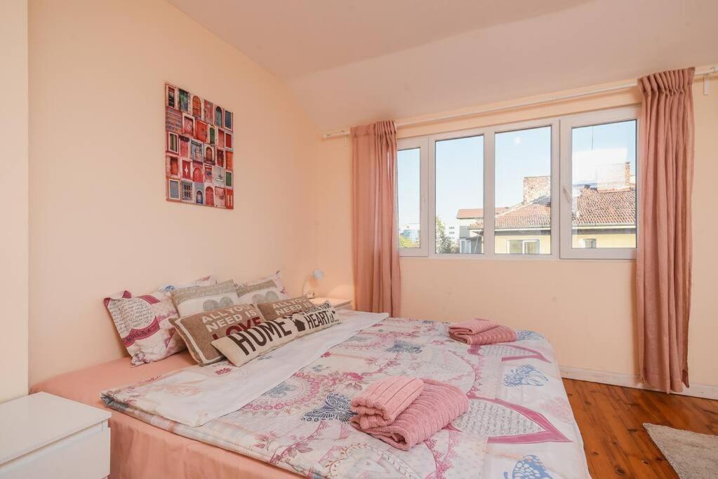 Spacious And Cozy 3 Bedroom Apartment In Downtown София Экстерьер фото