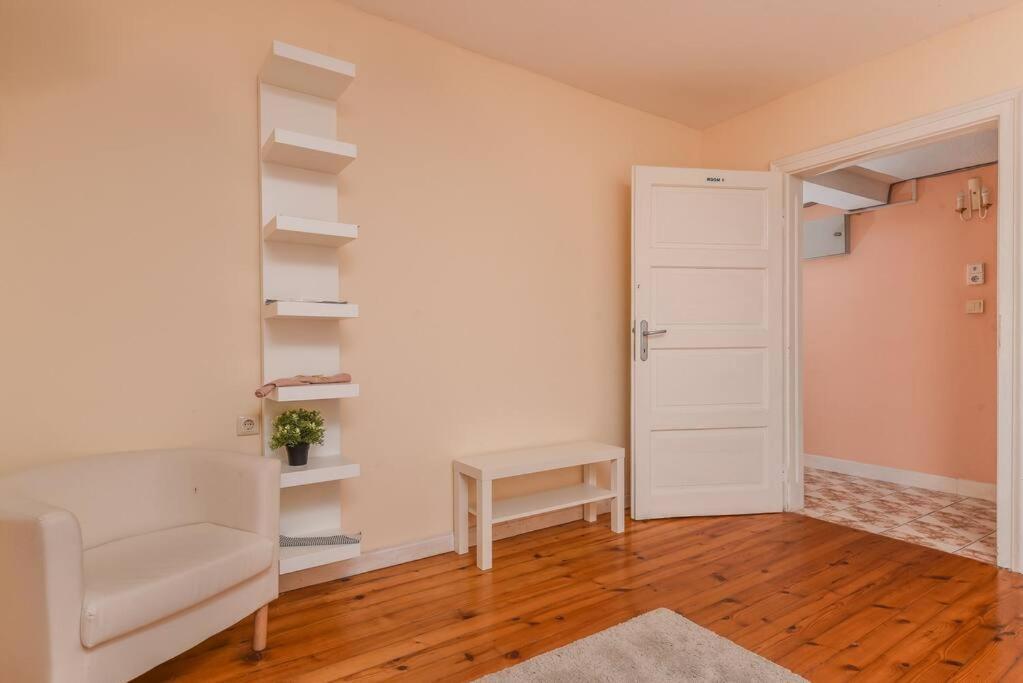 Spacious And Cozy 3 Bedroom Apartment In Downtown София Экстерьер фото